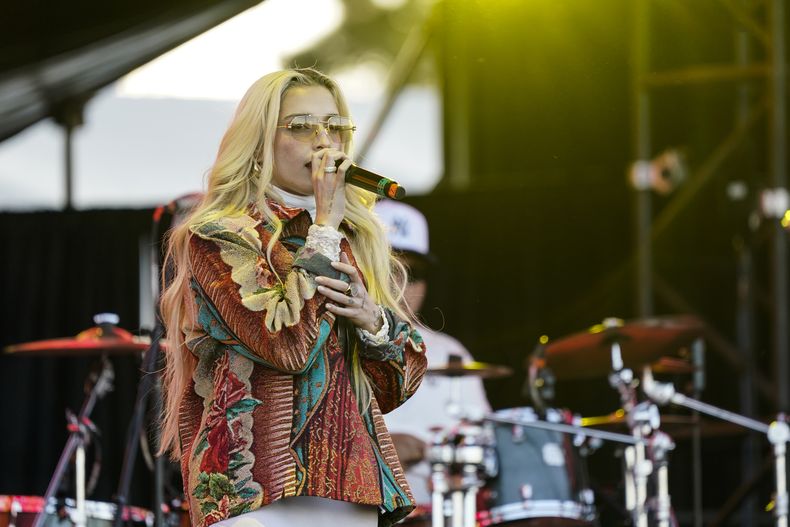 La cantante de origen venezolano Elena Rose durante su concierto en el Coca-Cola Flow Fest en la Ciudad de México el sábado 23 de noviembre de 2024. (Foto AP/Félix Márquez)