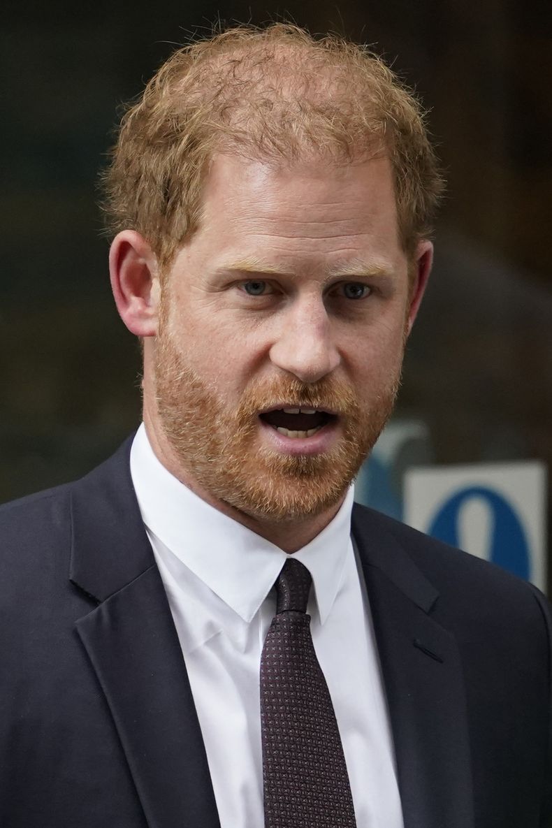 ARCHIVO - El príncipe Enrique abandona la Corte Superior en Londres, el 6 de junio de 2023. Un juez de Londres permitió que la demanda del príncipe Enrique contra la editorial del tabloide The Sun fuera a juicio por afirmaciones de que el periódico usó métodos ilegales para recopilar información sobre él. (Foto AP/Alberto Pezzali, archivo)