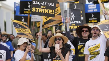 Trabajadores en huelga se manifiestan frente a Netflix el miércoles 27 de septiembre de 2023 en Los Ángeles. El Sindicato de Guionistas de Estados Unidos (WGA por sus siglas en inglés) anunció el lunes 10 de octubre de 2023 que el 99% de sus 8.525 miembros votaron a favor de ratificar el acuerdo. (Foto AP/Chris Pizzello)