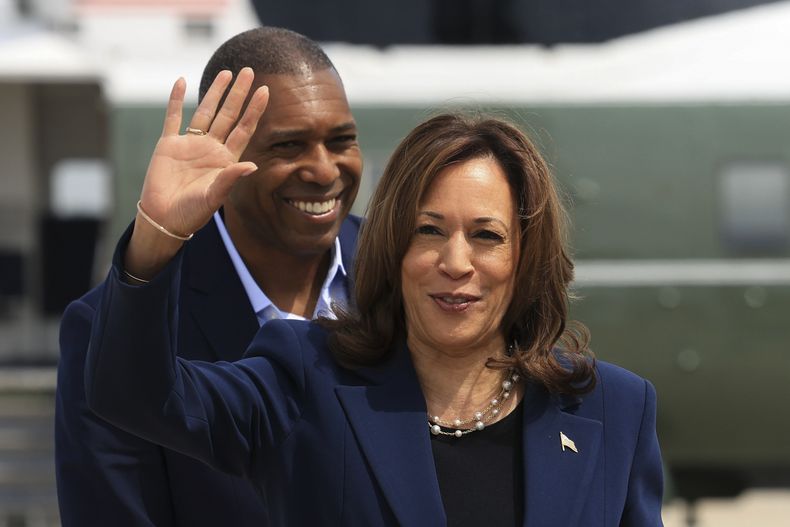 La vicepresidenta Kamala Harris saluda antes de abordar el Air Force Two para iniciar un viaje de campaña a Milwaukee, Wisconsin, el martes 23 de julio de 2024 en la Base Andrews de la Fuerza Aérea, en Maryland. (Kevin Mohatt/Pool vía AP)