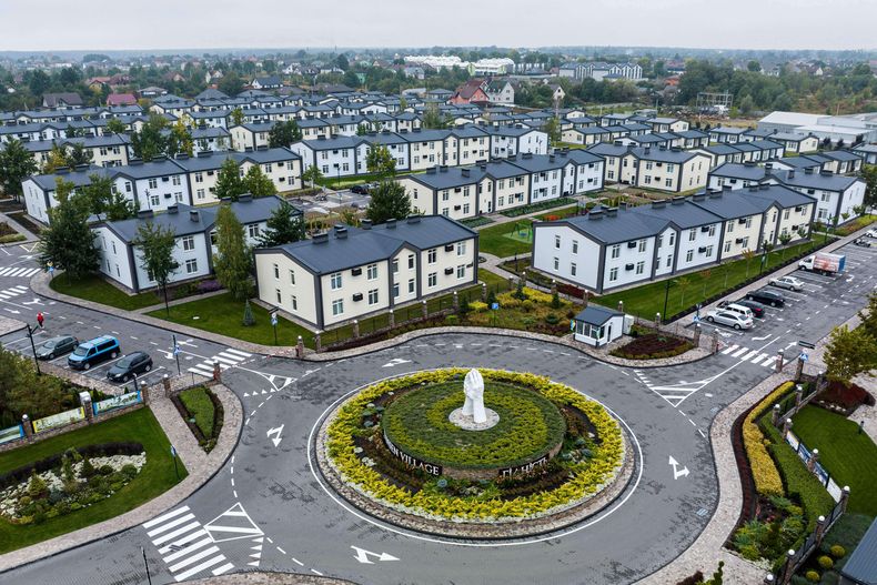 Hansen Village, un complejo de viviendas para personas desplazadas por la guerra en Ucrania, en Tarasivka, Ucrania, el 2 de octubre del 2025. (AP foto/Evgeniy Maloletka)