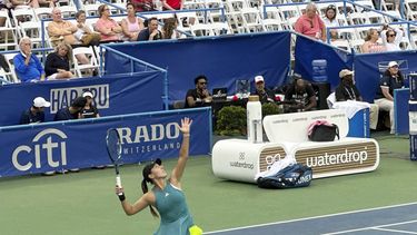 La estadounidense Jessica Pegula realiza su saque en el primer set del partido ante su compatriota Peyton Stearns, el jueves 3 de agosto de 2023, en el Abierto de Washington (AP Foto/Stephen Whyno)