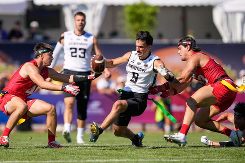 El alemán Malik Al-Kahlout corre con el balón durante el partido masculino del Campeonato Mundial de Flag Football entre México y Alemania en Düsseldorf, Alemania, el jueves 13 de agosto de 2026. (Foto AP/Martin Meissner)