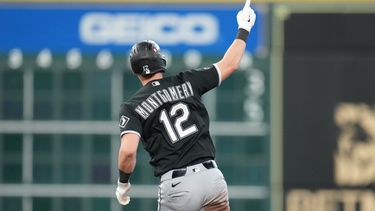 El jugador de los Medias Blancas de Chicago, Colson Montgomery (12), recorre las bases tras conectar un cuadrangular solitario durante la cuarta entrada del primer juego de la Serie de Comodines de la Liga Americana de béisbol contra los Astros de Houston, el 29 de septiembre de 2026, en Houston. (Foto AP/Karen Warren)