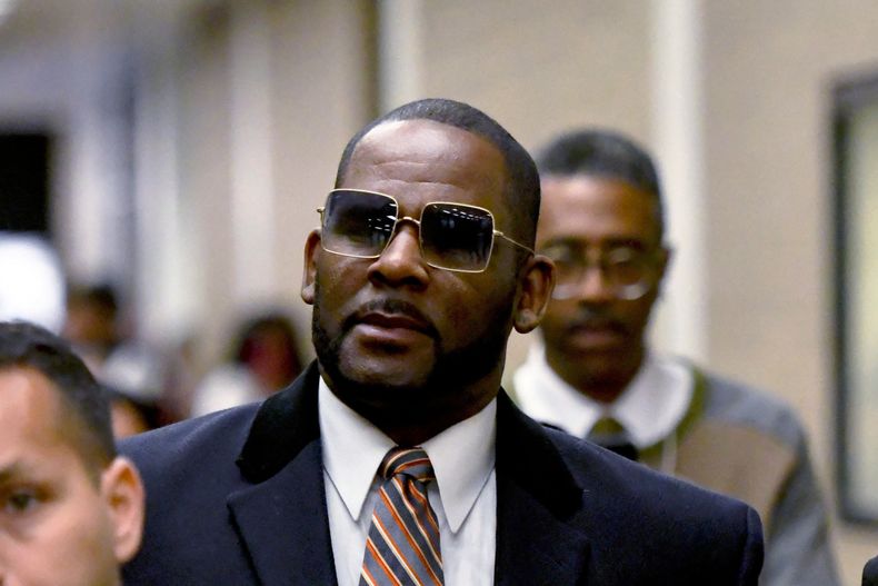 ARCHIVO - R. Kelly sale del Centro Daley después de una audiencia en su caso de manutención infantil, el 8 de mayo de 2019, en Chicago. (Foto AP/Matt Marton, archivo)