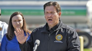 El gobernador de Florida Ron DeSantis en conferencia de prensa en Plant City, Florida, con la fiscal general de Florida Ashley Moody (der). (AP foto/Chris OMeara)