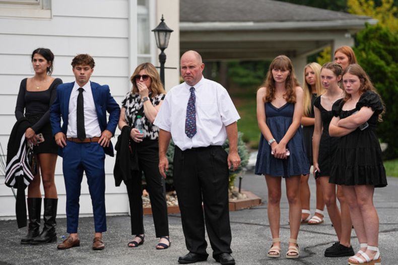 Glenwood Pysher III observa a las personas que cargan el ataúd de su hijo Glenwood Bubba Pysher IV, abatido por la policía, en Pottstown, Pensilvania, el lunes 31 de agosto de 2026. (AP Foto/Matt Rourke)
