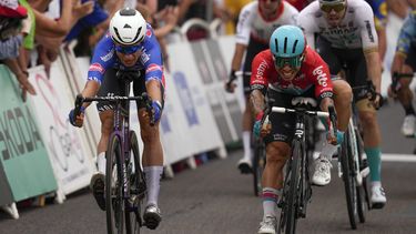 Jasper Philipsen (izquierda) adelanta a Caleb Ewan para ganar la cuarta etapa del Tour de Francia, el martes 4 de julio de 2023, en Nogaro, Francia. (AP Foto/Daniel Cole)