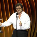 Pedro Pascal recibe el premio a mejor actor en una serie de drama por The Last of Us en la 30a entrega anual de los Premios SAG del Sindicato de Actores de la Pantalla el sábado 24 de febrero de 2024 en el Shrine Auditorium en Los Ángeles. (Foto AP/Chris Pizzello)