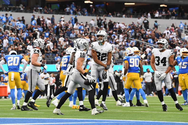 Cody White (82), receptor abierto de los Raiders de Las Vegas, celebra una recepción de touchdown durante la segunda mitad del partido de la NFL en contra de los Chargers de Los Ángeles, el domingo 20 de septiembre de 2026, en Inglewood, California. (AP Foto/Katie Chin)