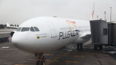 el rescate publico de una aerolinea ligada al regimen de nicolas maduro desato una polemica en espana