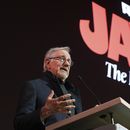 Steven Spielberg, director de la película de 1975 Jaws, se dirige al público durante la visita previa de prensa de en ela exposición del filme el miércoles 10 de septiembre de 2025, en el Museo de la Academia de Cine de Los Ángeles. (Foto AP/Chris Pizzello)