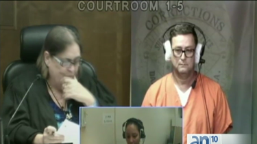 autoridades arrestan a hombre acusado de poseer 400 tarjetas de terceros