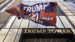 La bandera de Trump 2024 se iza fuera de la Torre Trump, el domingo 14 de julio de 2024, en Nueva York. (AP Foto/Yuki Iwamura)