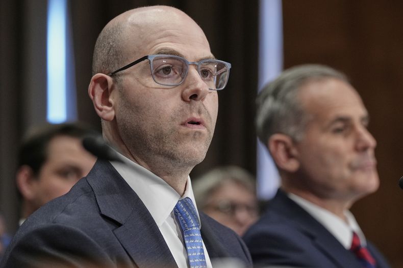 Stephen Miran testifica durante una audiencia del Comité Bancario del Senado sobre su nominación para ser miembro de la Junta de Gobernadores del Sistema de la Reserva Federal, en el Capitolio, el jueves 4 de septiembre de 2025, en Washington. (AP Foto/Mariam Zuhaib)