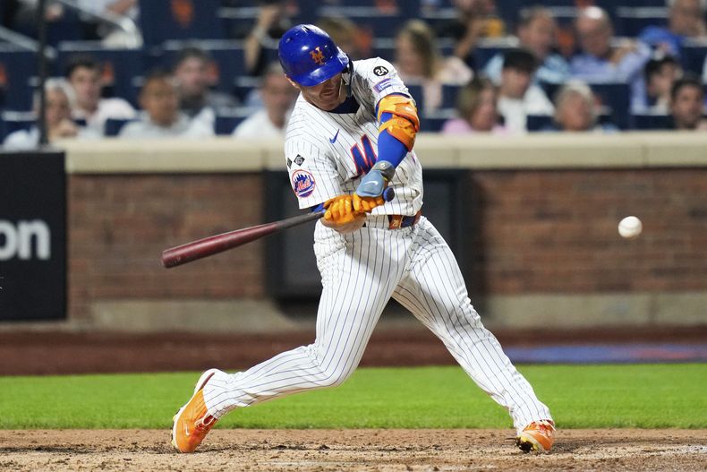 Pete Alonso, de los Mets de Nueva York, pega un doblete en el séptimo inning del juego ante los Atléticos de Oakland, el miércoles 14 de agosto de 2024 (AP Foto/Julia Nikhinson)