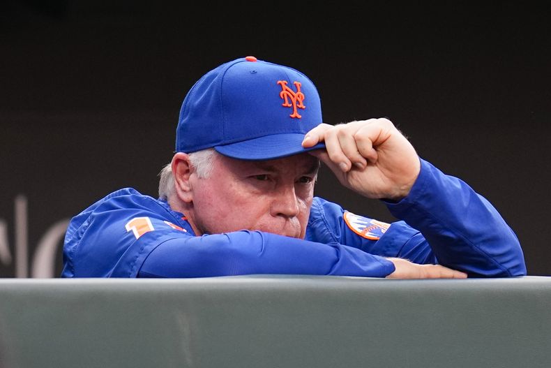 Buck Showalter, manager de los Mets de Nueva York, se inclina la gorra al recibir un homenaje en video antes del juego del viernes 4 de agosto de 2023, ante los Mets de Nueva York (AP Photo/Julio Cortez)