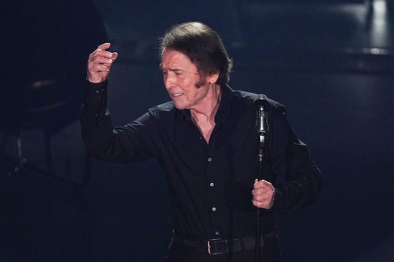 El cantante español Raphael se presenta en concierto en la Ciudad de México, el miércoles 15 de abril de 2026. (Foto AP/Eduardo Verdugo)