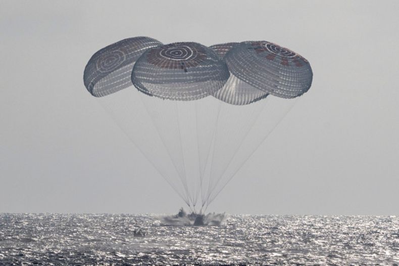 En esta foto proporcionada por la NASA, la nave Crew Dragon Freedom de SpaceX ameriza en el océano Pacífico frente a la costa de California, el jueves 8 de octubre de 2026, regresando de la Estación Espacial Internacional. (Keegan Barber/NASA vía AP)