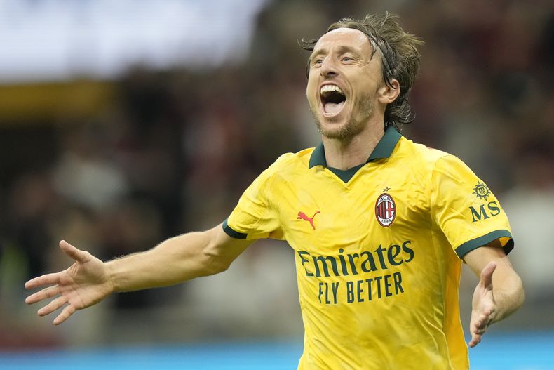 Luka Modric, del AC Milan, celebra después de anotar el gol de su equipo en el partido de fútbol de la Serie A entre AC Milan y Bologna en el estadio de San Siro, el domingo 14 de septiembre de 2025, en Milán, Italia. (AP Foto/Luca Bruno)