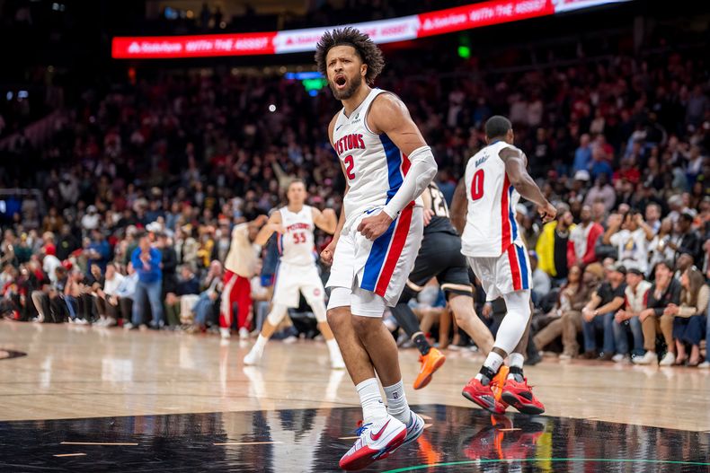 Cade Cunningham, base de los Pistons de Detroit, festeja tras encestar ante los Hawks de Atlanta, el martes 18 de noviembre de 2025 (AP Foto/Erik Rank)