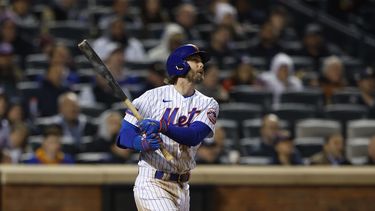 Jeff McNeil, de los Mets de Nueva York, conecta un triple en el octavo inning del partido ante los Nacionales de Washington, el jueves 27 de abril de 2023, en Nueva York. (AP Foto/Noah K. Murray)