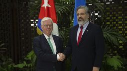Eamon Gilmore, representante especial de la UE para los Derechos Humanos, a la izquierda, y Rodolfo Benítez, director de asuntos multilaterales y derecho internacional del Ministerio de Asuntos Exteriores cubano, posan para una fotografía dándose la mano durante el IV Diálogo Político sobre Derechos Humanos entre Cuba y la Unión Europea en La Habana, Cuba, el viernes 24 de noviembre de 2023. (AP Foto/Ismael Francisco)