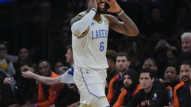 Con triple doble de LeBron, Lakers vencen a Kings en alargue