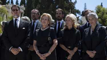 De izq a der: Pavlos, hijo del antiguo rey de Grecia Constantino II; Nikolaos, otro hijo de Constantino II; la antigua reina Ana María de Grecia; Felipe, otro hijo de Constantino II; Marie-Chantal, esposa de Pavlos, y Olga, hija de Michael, primo del fallecido príncipe Felipe de Gran Bretaña, en el funeral de Michael, en Atenas el 1 de agosto del 2024. (Foto AP/Michael Varaklas)