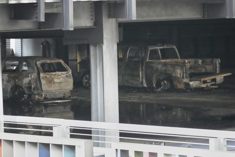 Vehículos quemados tras el incendio en un estacionamiento en Nashville, Tennessee, el 10 de junio del 2025. (AP foto/George Walker IV)