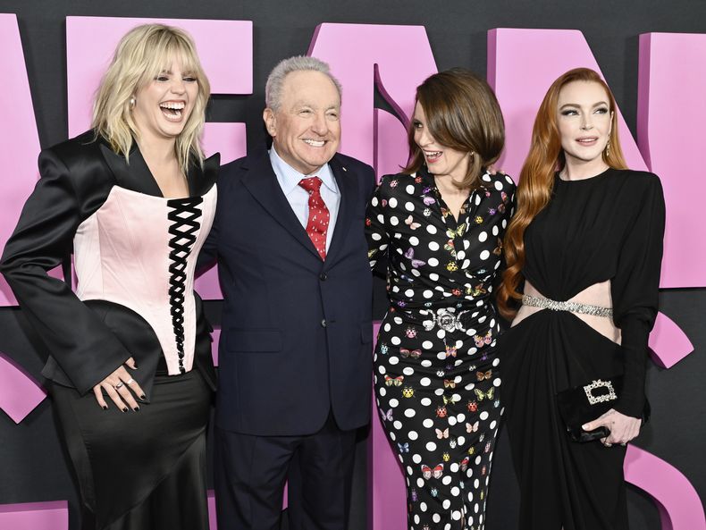 Reneé Rapp, izquierda, Lorne Michaels, Tina Fey y Lindsay Lohan asisten al estreno mundial de Mean Girls en el cine AMC Lincoln Square el lunes 8 de enero de 2024, en Nueva York. (Evan Agostini/Invision/AP)