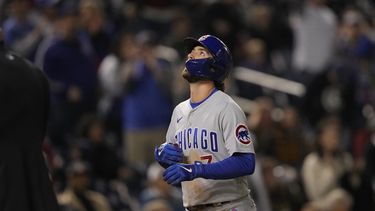 Dansby Swanson de los Cachorros de Chicago observa al cielo tras correr las bases tras conectar un jonrón en la quinta entrada del juego ante Nacionales de Washington el lunes 1 de mayo del 2023. (AP Foto/Manuel Balce Ceneta)