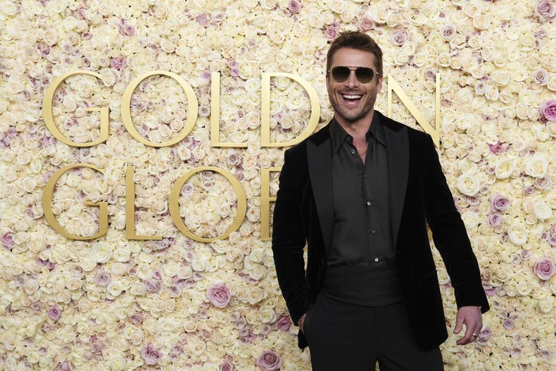 Glen Powell llega a la 82ª edición de los Globos de Oro el domingo 5 de enero de 2025 en el Beverly Hilton de Beverly Hills, California. (Foto Jordan Strauss/Invision/AP)