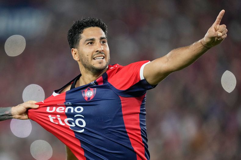Cecilio Dominguez, de Cerro Porteño de Paraguay, festeja tras marcar de penal ante Sporting Cristal de Perú en un encuentro de la Copa Libertadores, el jueves 28 de mayo de 2026 (AP Foto/Jorge Sáenz)