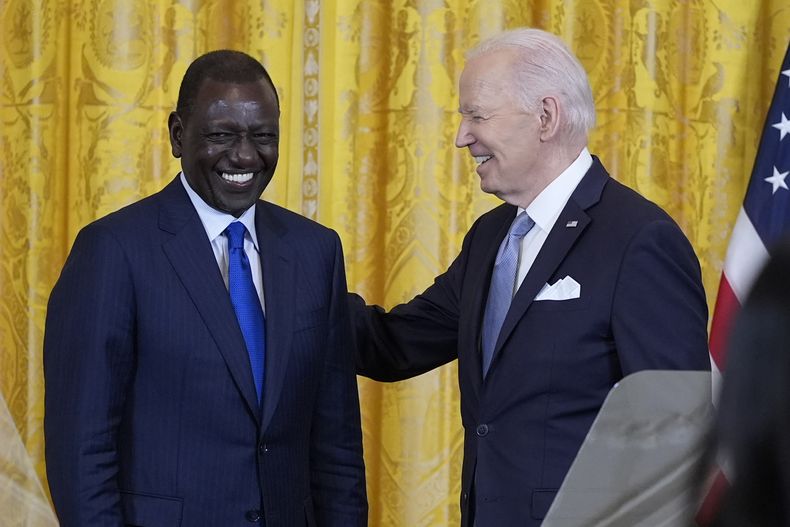 El presidente estadounidense Joe Biden y su homólogo keniano William Ruto ofrecen una conferencia de prensa conjunta en la Casa Blanca, en Washington, el jueves 23 de mayo de 2024. (AP Foto/Susan Walsh)