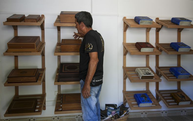 Un trabajador del Taller de Creación de Arte Humidores Habana muestra humidificadores de cigarros en La Habana, Cuba, el miércoles 19 de febrero de 2025. (AP Foto/Ramón Espinosa)