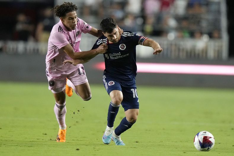 El hondureño David Ruiz (izquierda), del Inter de Miami, forcejea con el español Carles Gil, del Revolution de Nueva Inglaterra, en un partido de la MLS realizado el sábado 13 de mayo de 2023 en Fort Lauderdale (AP Foto/Lynne Sladky)