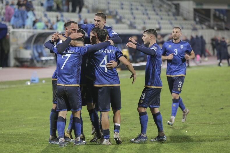 Los jugadores de Kosovo celebran el primer gol durante el partido del grupo I en las eliminatorias a la Eurocopa 2024 ante Israel en el estadio Fadil Vokrri, en Pristina, Kosovo, el domingo 12 de noviembre de 2023. (AP Foto/Visar Kryeziu)