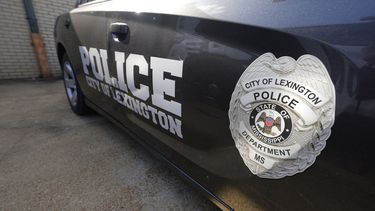 ARCHIVO - Una patrulla de la policía de Lexington, Mississippi, se encuentra estacionada afuera de su comisaría cerca de la plaza principal de la ciudad, el 15 de agosto de 2022. (AP Foto/Rogelio V. Solis, archivo)