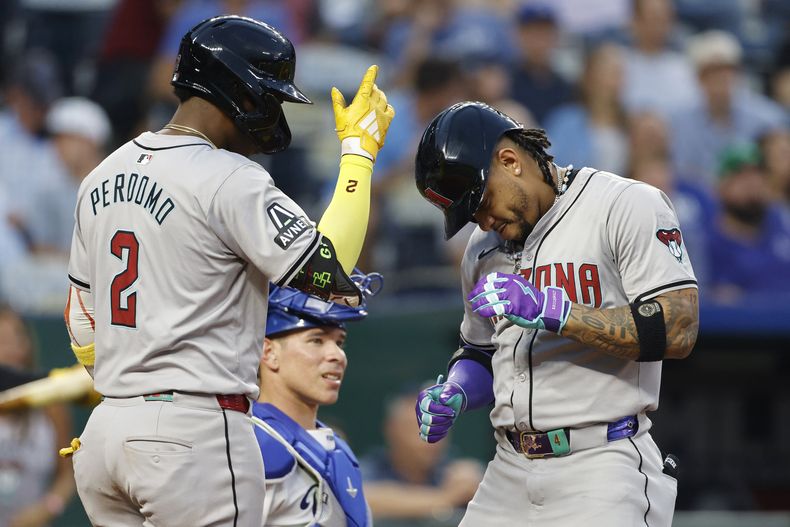 El dominicano Ketel Marte, de los Diamondbacks de Arizona, baila frente a su compatriota y compañero Geraldo Perdomo, luego de conectar un jonrón de dos carreras en el juego ante los Reales de Kansas City, el martes 23 de julio de 2024 (AP foto/Colin E. Braley)