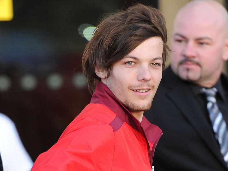 En fotograf&iacute;a del 26 de febrero de 2014 el integrante del grupo One Direction, Louis Tomlinson, llega al estadio Keepmoat en Doncaster. Tomlinson y el ex propietario del equipo de f&uacute;tblo Doncaster completaron la adquisici&oacute;n del club e