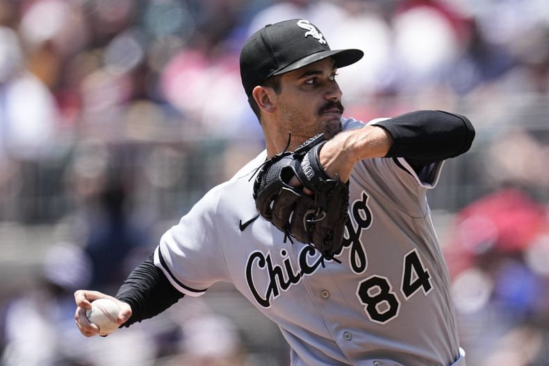Dylan Cease de los Medias Blancas de Chicago lanza durante la primera entrada del juego ante los Bravos de Atlanta, en Atlanta, el domingo 16 de julio de 2023. (AP Foto/John Bazemore)