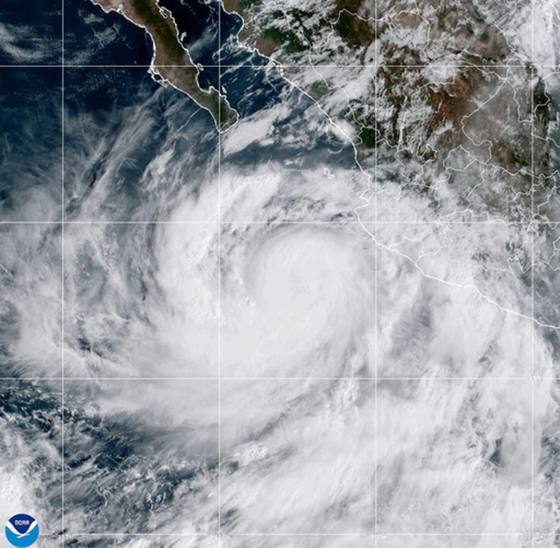 En esta imagen satelital de la Oficina Nacional de Administración Oceánica y Atmosférica de Estados Unidos se muestra el huracán Rachel en el océano Pacífico, el miércoles 30 de septiembre de 2026. (Oficina Nacional de Administración Oceánica y Atmosférica vía AP)