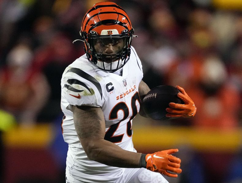 Eli Apple, cornerback de los Bengals de Cincinnati, corre en el partido ante los Chiefs de Kansas City, el 29 de enero de 2023 (AP Foto/Jeff Roberson, archivo)