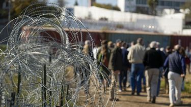ARCHIVO - Alambre de púas bordea el sendero por el que caminan legisladores en una zona cercana a la frontera con México, el 3 de enero de 2024, en Eagle Pass, Texas. (AP Foto/Eric Gay, Archivo)