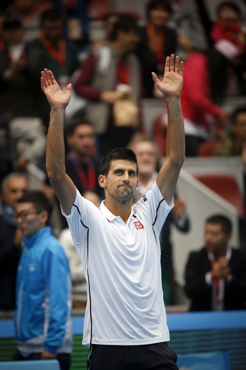 El tenista serbio Novak Djokovic saluda tras derrotar al b&uacute;lgaro Grigor Dimitrov en su partido de cuartos de final del Abierto de China, en Beijing, el 3 de octubre de 2014. (Foto AP/Vincent Thian)