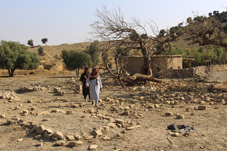 Guardias talibanes en el lugar donde según el Talibán hubo un bombardeo paquistaní en la provincia de Khost, Afganistán, el 24 de septiembre del 2026. (AP foto/Saifullah Zahir)