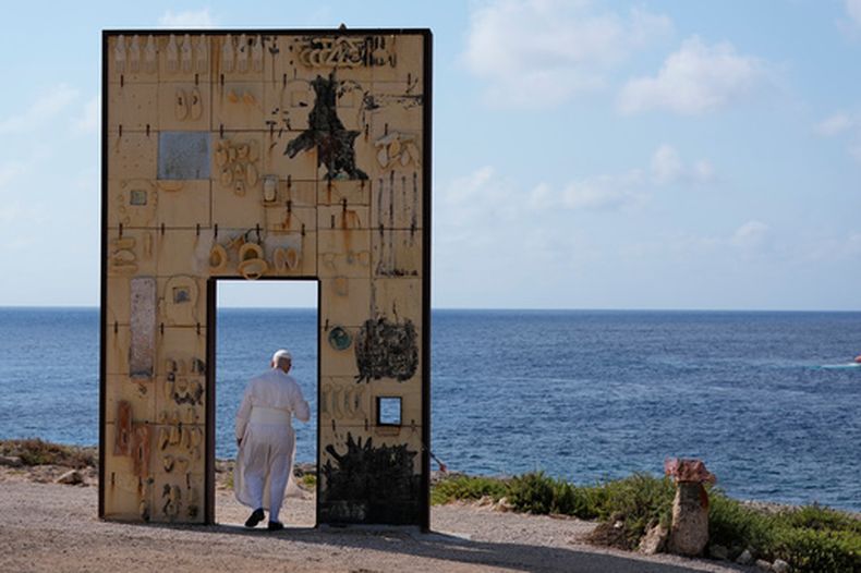 El papa León XIV visita el monumento a la Puerta de Europa en Lampedusa, Sicilia, sur de Italia, el sábado 4 de julio de 2026, durante una visita pastoral de un día a la isla a donde llegan migrantes que cruzan el Mediterráneo. (Foto AP/Alessandra Tarantino)