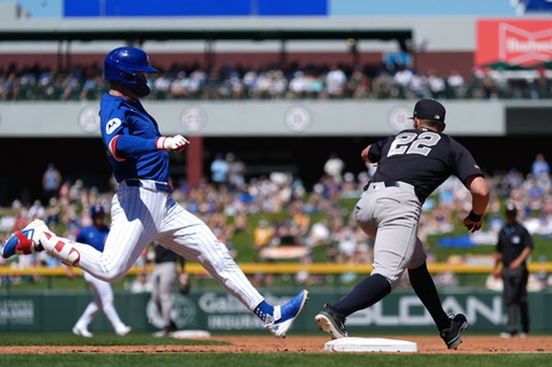 El primera base de los Yankees de Nueva York, Ben Rice (22), realiza una atrapada en la primera base para poner fuera a Pete Crow-Armstrong, de los Cachorros de Chicago, durante la tercera entrada de un juego de béisbol de pretemporada, el martes 24 de marzo de 2026, en Mesa, Arizona. (Foto AP/Ross D. Franklin)