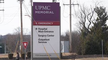 Una persona camina por la entrada del Hospital UPMC Memorial en York, Pensilvania, el sábado 22 de febrero de 2025. (AP foto/Matt Rourke)